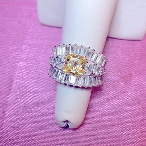 Bella Luce Canary & White Diamond Simulants Ring.                Size 11 and